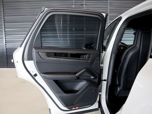 Certified 2025 Porsche Cayenne GTS AWD/4WD image 25