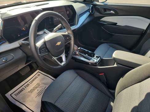 Used 2025 Chevrolet Trax LT w/ LT Convenience Package image 10