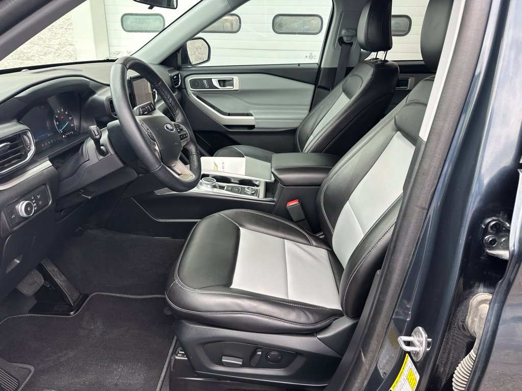 Used 2022 Ford Explorer XLT w/ Equipment Group 202A AWD/4WD image 12