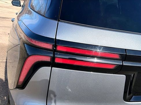 Used 2025 Chevrolet Traverse LT image 21