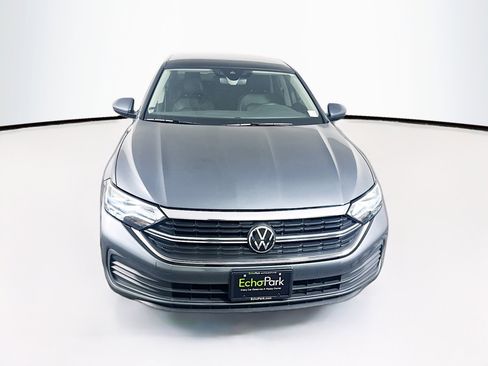 Used 2023 Volkswagen Jetta SE w/ Panoramic Sunroof Package image 2