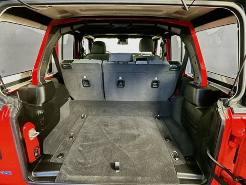 Used 2024 Jeep Wrangler Unlimited AWD/4WD image 31