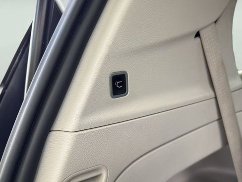 Used 2023 Chrysler Pacifica Touring-L FWD image 17