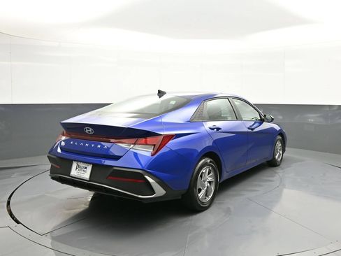 Certified 2025 Hyundai Elantra SE w/ Cargo Package FWD image 6