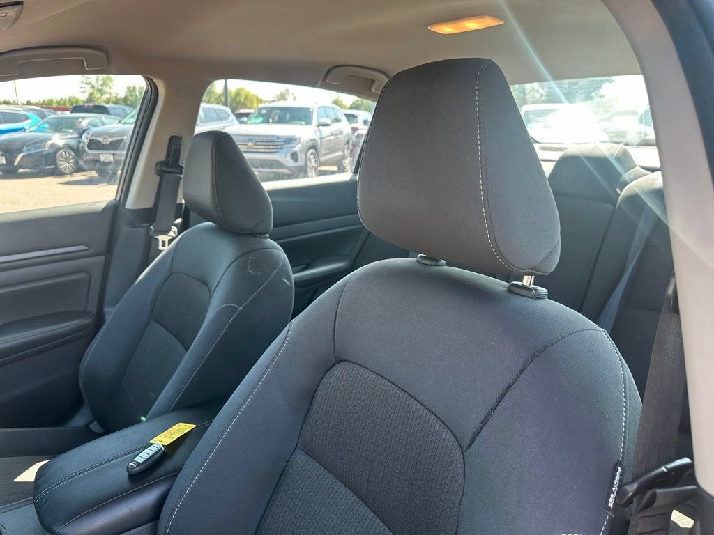 Used 2025 Nissan Altima 2.5 SV AWD/4WD image 14