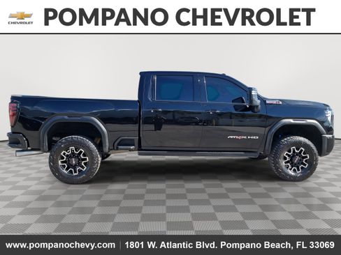 Used 2024 GMC Sierra 2500 AT4X image 2