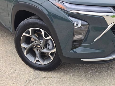 Used 2025 Chevrolet Trax LT FWD image 3