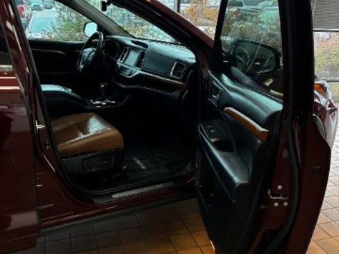 Used 2019 Toyota Highlander Limited FWD image 31