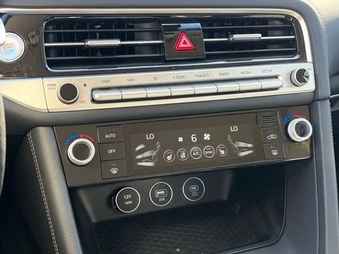 Used 2025 Genesis G70 2.5T image 20