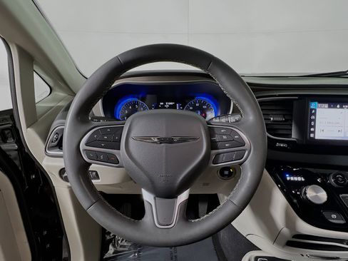 Used 2023 Chrysler Voyager LX image 18