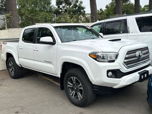 Used 2017 Toyota Tacoma TRD Sport AWD/4WD image 2