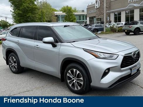 Used 2020 Toyota Highlander XLE AWD/4WD image 3