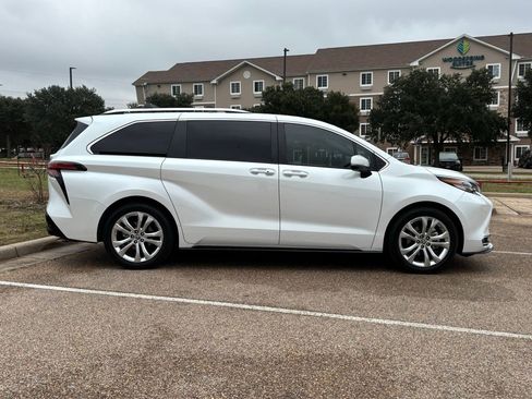 Used 2023 Toyota Sienna Platinum image 5