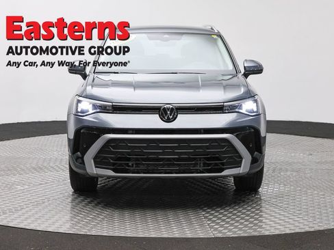Used 2025 Volkswagen Taos SE AWD/4WD image 2