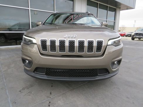 Used 2019 Jeep Cherokee Latitude w/ Popular Appearance Group image 2
