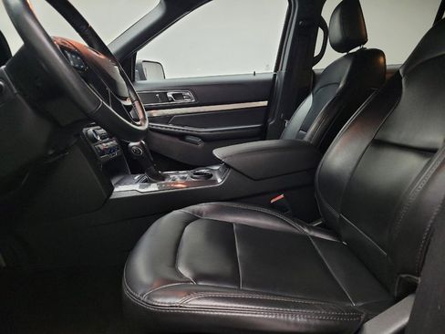 Used 2019 Ford Explorer XLT w/ Equipment Group 202A FWD image 17