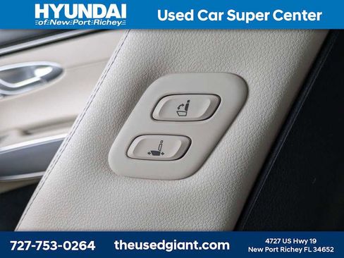 Used 2025 Genesis GV70 2.5T w/ Select Package AWD/4WD image 17