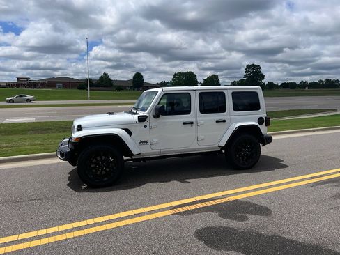 Used 2025 Jeep Wrangler Unlimited Sahara w/ Safety Group AWD/4WD image 8