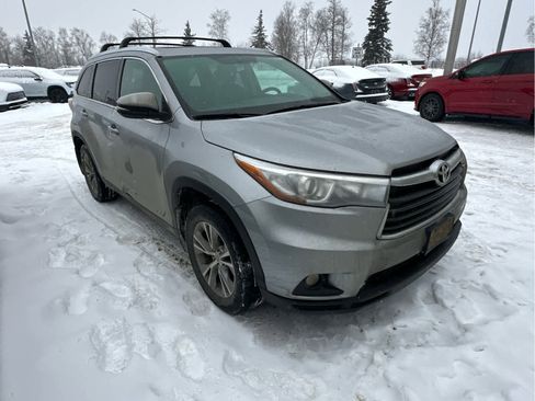 Used 2015 Toyota Highlander XLE image 2