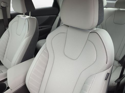 Certified 2025 Hyundai Elantra Limited FWD image 13