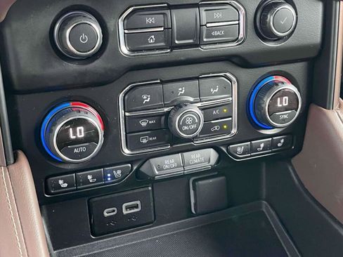 Used 2021 Chevrolet Suburban High Country AWD/4WD image 31