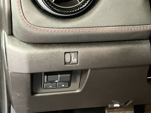 Used 2025 Chevrolet Colorado Z71 w/ Technology Package image 10