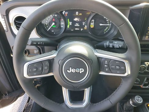 Used 2025 Jeep Wrangler Unlimited Sahara AWD/4WD image 21