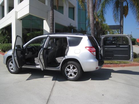 Used 2011 Toyota RAV4 2WD w/ Upgrade Value Pkg image 5