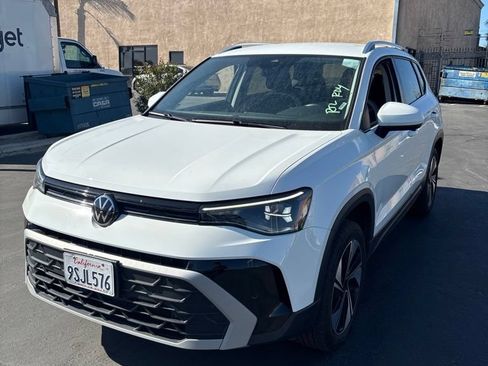 Used 2025 Volkswagen Taos SE AWD/4WD image 1
