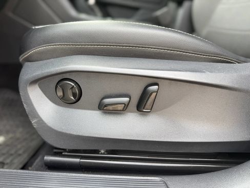 Used 2022 Volkswagen Taos SE FWD image 18