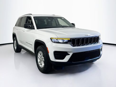 Used 2023 Jeep Grand Cherokee Laredo image 3