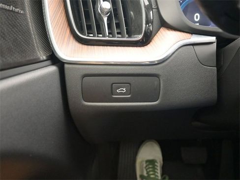 Used 2023 Volvo XC60 B5 Ultimate w/ Protection Package Premier image 29