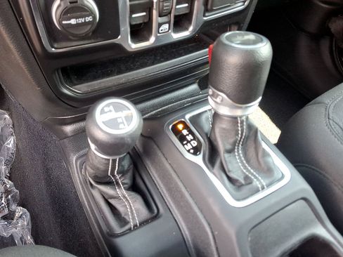 Used 2023 Jeep Wrangler Unlimited Sahara w/ Cold Weather Group AWD/4WD image 12