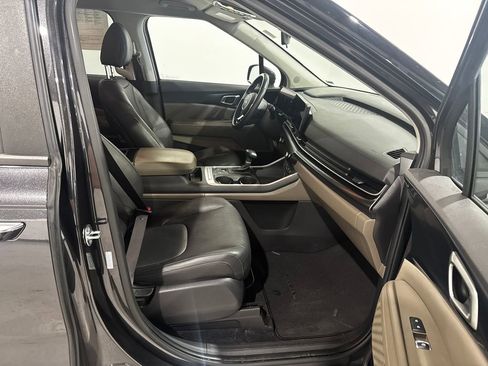 Used 2025 Kia Carnival FWD image 21