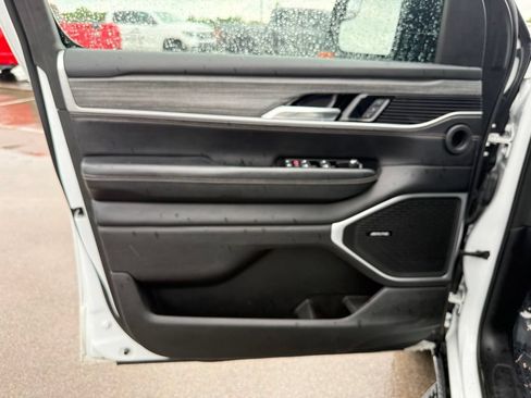 Used 2024 Jeep Wagoneer L Series II w/ Flexible Seating Group AWD/4WD image 8