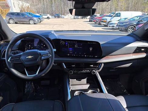 Certified 2025 Chevrolet Suburban Premier image 32