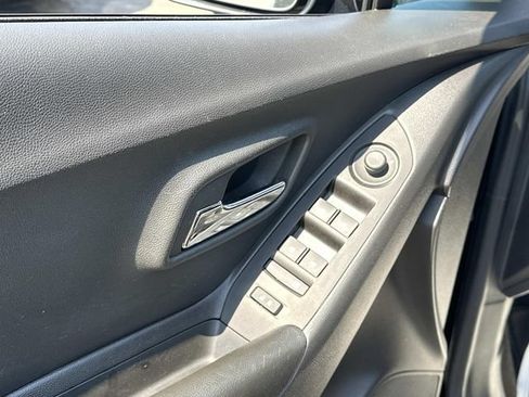 Used 2022 Chevrolet Trax LT w/ LT Convenience Package AWD/4WD image 9