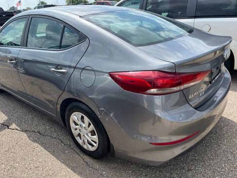 Used 2018 Hyundai Elantra SE FWD image 11