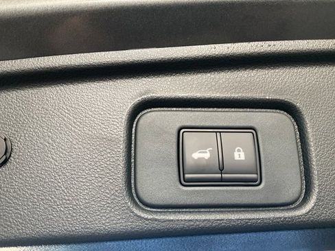 Used 2025 Nissan Pathfinder SL image 19