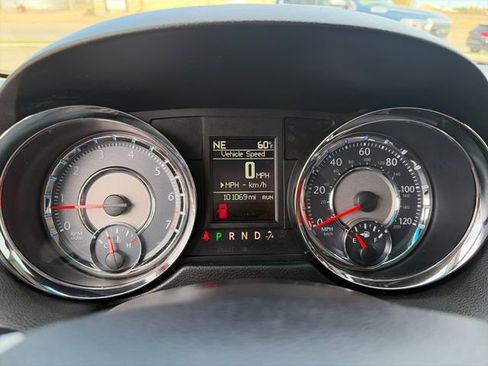 Used 2016 Chrysler Town & Country Touring FWD image 28