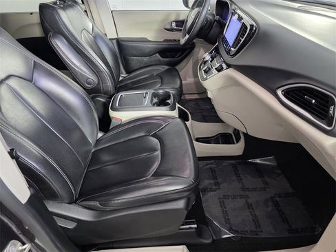 Certified 2023 Chrysler Pacifica Touring-L image 34