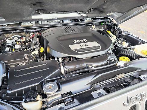 Used 2016 Jeep Wrangler Unlimited Sahara w/ Connectivity Group AWD/4WD image 17
