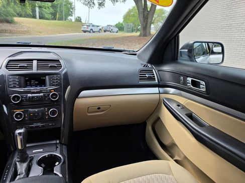 Used 2017 Ford Explorer FWD image 12