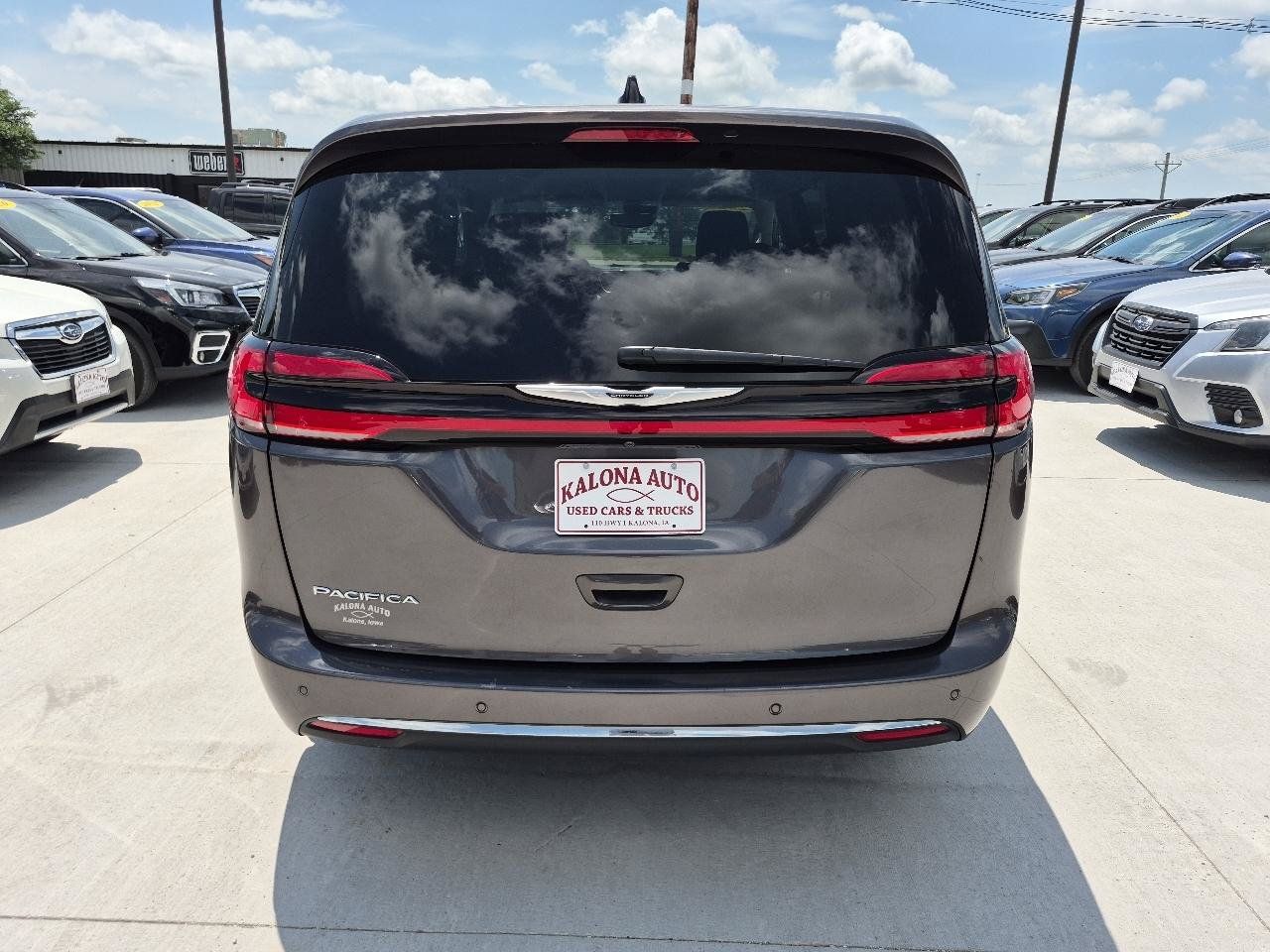 Used 2023 Chrysler Pacifica Touring-L FWD image 7
