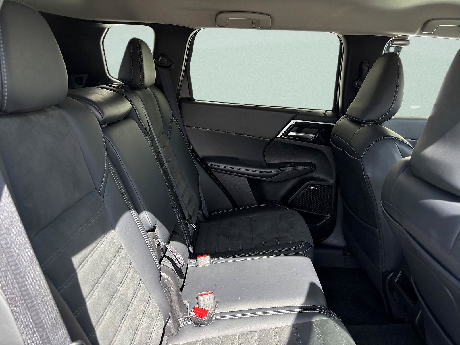 Used 2025 Mitsubishi Outlander SE AWD/4WD image 29