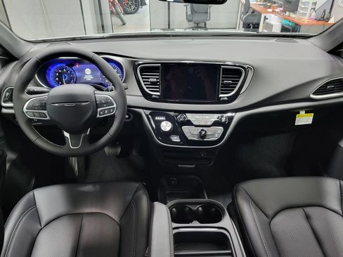 New 2027 Chrysler Pacifica Select AWD/4WD image 17