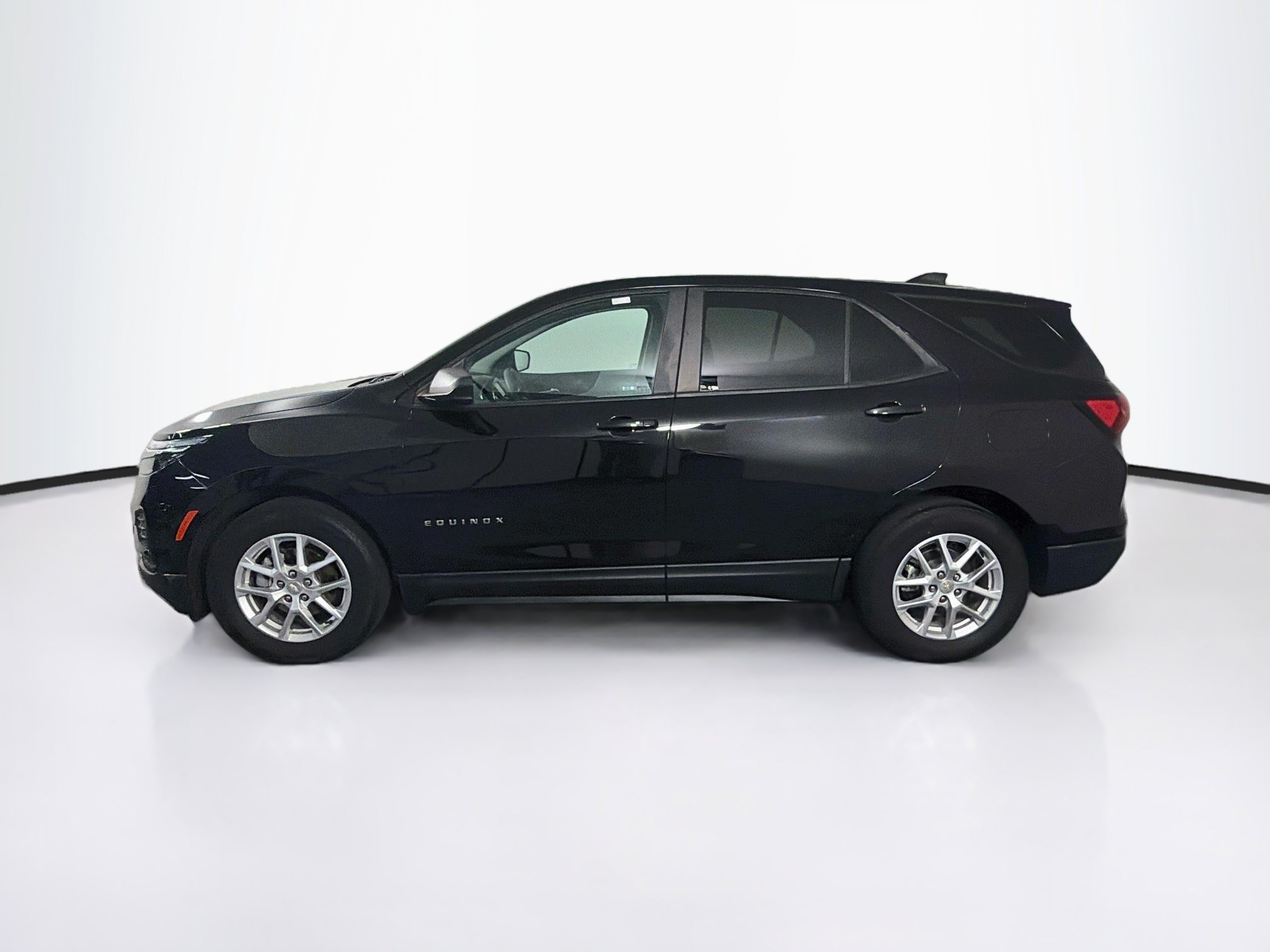 Used 2023 Chevrolet Equinox LS w/ LS Convenience Package FWD image 4