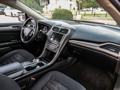 Used 2018 Ford Fusion SE w/ Fusion SE Technology Package image 9