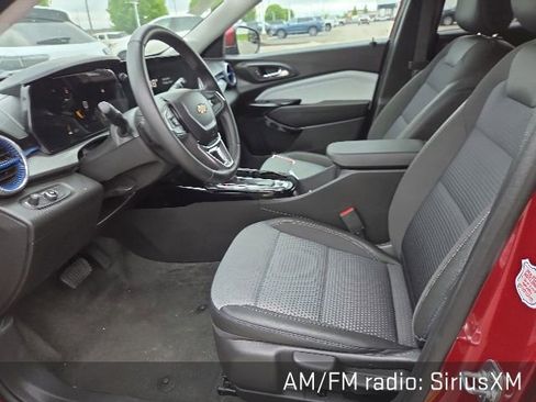 Used 2025 Chevrolet Trax LT w/ LT Convenience Package FWD image 9