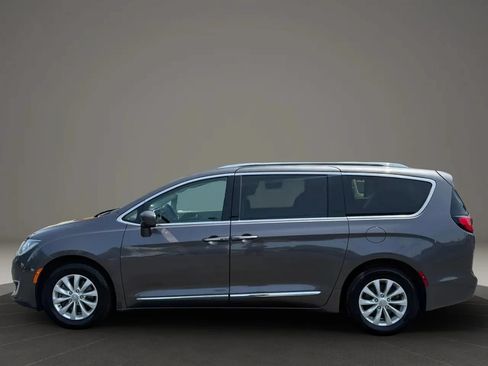 Used 2019 Chrysler Pacifica Touring-L FWD image 10